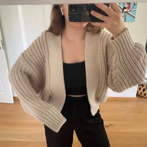 Grovstickad kofta - Supersöt tjocktröjas kofta. Perfekt till sommarkvällar 💕 Använd 1 gång