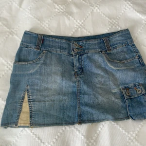 Lågmidjad jeanskjol - Tyvärr lite för stor på mig, använd gärna köp nu