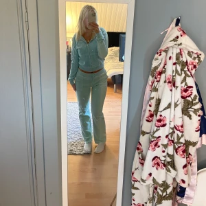 Juicy couture set  - Juicy couture set köpt för två år sedan och inte använt så mycket. Byxorna är mer använda än tröjan. Går att köpa separat om man vill det, skriv isåfall så säger jag vad enskilt plagg kostar💙 Nypris 2300
