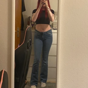 Zara bootcut jeans lågmidjade  - Lågmidjade bootcut jeans från zara. Blåa. Storlek 36 full lenght 