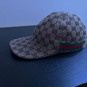 Gucci keps - Gucci keps använd ett par gånger tröttnat på den, Fin till sommaren oså