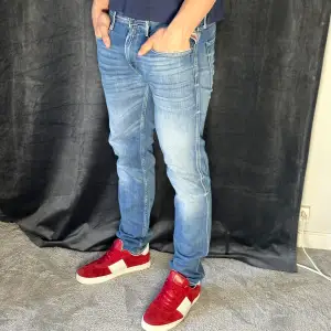 Säljer nu dessa stilrena Replay jeansen perfekt nu till sommaren! Jeansen är i topp skick. Modellen är 185 och väger 82 kg!💯