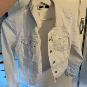 Vit jeansjacka  - Fin jeans jacka ifrån vero Moda, köpt för något år sedan, en liten svart prick på höger bröst ficka. Säljer lika i svart!
