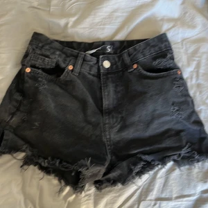 Jens shorts  - Ett par svarta jeans shorts köpta på newyorker förra sommaren, den kommer inte till användning längre så väljer att sälja dem.