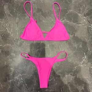 Bikini - Bikini från Shein i oanvänt skick. Storlek S Underdelen är i stringmodell.  Skickar mer bilder om de efterfrågas Fraktkostnad tillkommer 💕