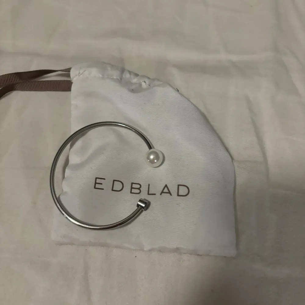 Säljer mitt fina armband från Edblad, använt ett fåtal gånger, så i princip nytt. Fint skick. Nypris 399. . Accessoarer.