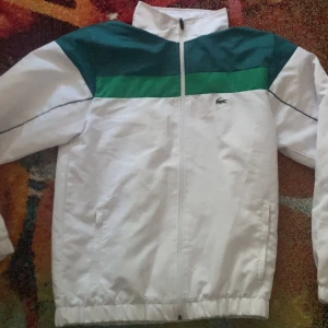 Lacoste windbreaker - Fått den i födelsedagspresent men den va lite för stor, så jag säljer denna !