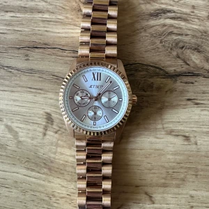 Jet Set klocka - Några märken på själva armbandet, men inga repor annars. Behövs byta batteri. 