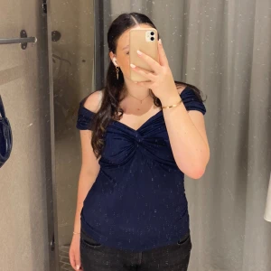 Marinblå topp - Jättefin marinblå topp från H&M som är köpt förra året!!