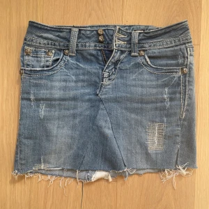 Jeanskjol - Super snygg jeanskjol med fina detaljer. Waist 26. Pris kan diskuteras vid snabb affär💗