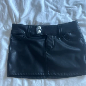 Skinn mini kjol från hm - Kjolen är storlek 34. Aldrig använd