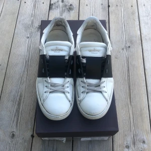 Valentino skor  - Säljer mina valentino skor för dem har blivit för små. Dem är ganska använda skicka 6,5/10, sulan börja låsna lite på framsidorna på båda skorna och ett litet riv märke på toppen av en sko. Kom privat om du vill ha fler bilder Självklart äkta allt og