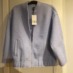 Oversized bomberjacka - Blå oversized bomberjacka från Zara. I storlek S men passar både större och mindre beroende på hur man vill att den ska sitta. Helt oanvänd, nypris 399kr. Pris kan diskuteras 