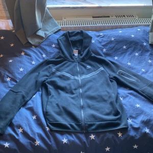 Nike tech - Tjena folket säljer denna Nike tech då jag inte använder den något mer. Kom gärna med bud!