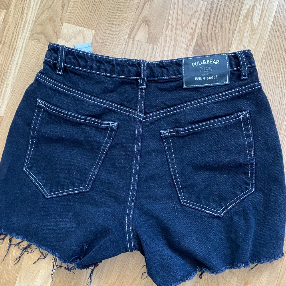 Jeansshorts Pull & Bear stl 40 i fint skick. Rök- och djurfritt hem.. Shorts.