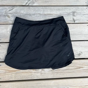 Nike Tenniskjol, lågmidjad med inbyggda shorts  - Mycket bra skick 