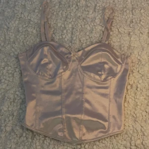 Rosa linne  - Rosa linne med silkesliknande material och rosett! Är använd några gånger, men har inga skador/ fläckar, men har en tråd som sticker ut, men den är enkel att klippa. Är perfekt för nästan alla stilar!