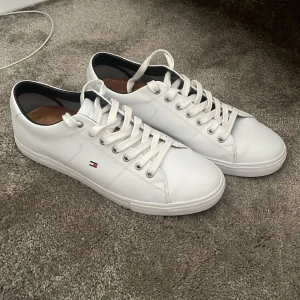 Tommy Hilfiger - Ett par fräscha snygga Tommy hilfiger skor, Använt runt 1 gång och är som nya. Säljer pappas skor för han aldrig använder dem.  Original pris: 800kr