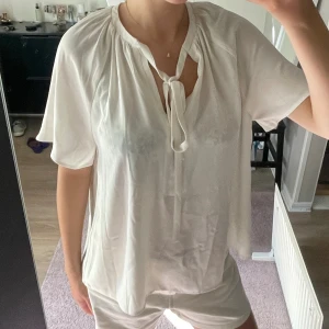 Knytblus - Söt knytblus från H&M 