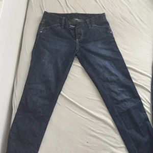 Armani jeans  - Osäker på storlek men skulle gissa på xs, skit snygga Y2k jeans men glittrig silver söm. Skriv vid frågor 