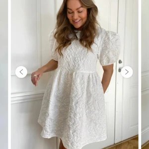 Sommar klänning  - Säljer en fin vit klänning med puffärm. Endast använd en gång, så är i väldigt bra skick. 450kr + frakt 