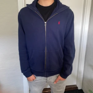 Ralph lauren zip up - Säljer nu denna snygga zip up tröja för att den inte kommer till användning. Nypris är cirka 1500. Modellen är cirka 168 cm och väger 57. 