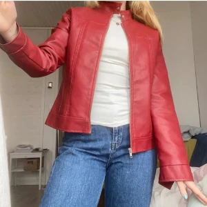 Röd skinnjacka  - säljer denna superfina röda skinnjackan som ej kommer till användning 💕 super fint skick och så fin röd färg !! 