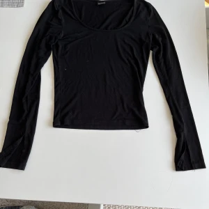 Fin tröja från Gina Tricot - Fin svart tröja från Gina, den är U ringar och har små slittar i armarna, se bild. Lite luddig men det går att dra bort med en roller, jag gör såklart det om någon är intresserad!💗säljer de den är för liten för mig, annars hade jag haft kvar den!