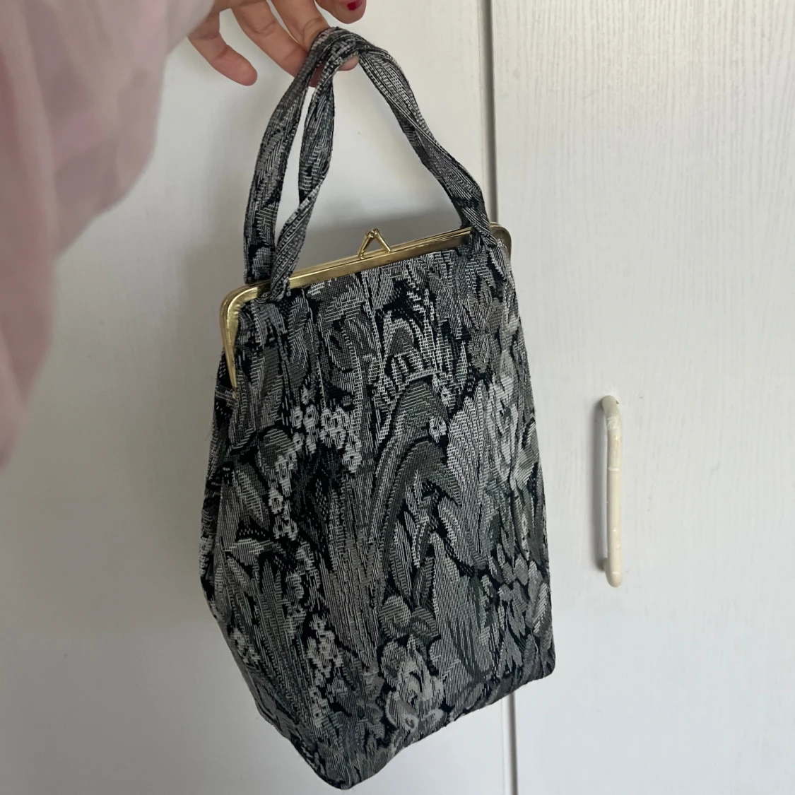 Väska i tyg med guldiga detaljer  - 90