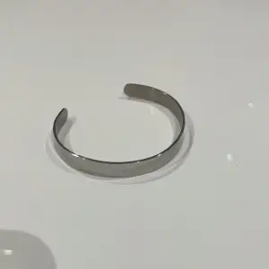 Ett silver armband och ring, aldrig använt. Mycket bra skick. (100kr för båda)