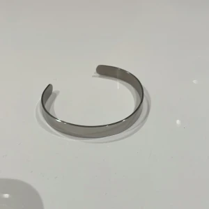 Silver armband och ring - Ett silver armband och ring, aldrig använt. Mycket bra skick. (100kr för båda)