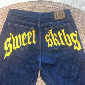 Sweet byxor - Sweet jeans med tryck på baksidan. Säljs på grund av att dom inte kommer till användning. Kan gå ner i pris och byter gärna