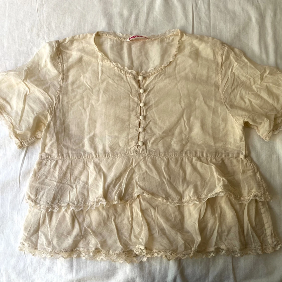 Off-white topp med volang och spets