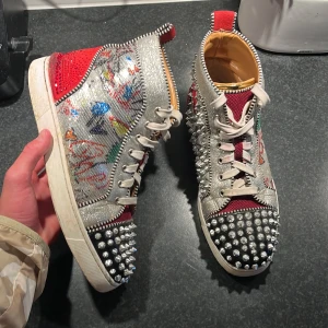 Loubs skor - 😂helt galna skor från christian louboutin 1.cuz  gammal skor dom är dock sönder så in i Helvete nästan så att sulan håller på att ramla av men coola