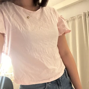 Topp - Söt topp med volanger vid ärmarna💕