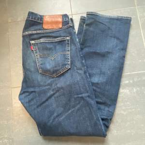 Ett par levis jeans som är använda under lång period men håller ändå skicket, 6/10 skick men efter en tvätt så går några fläckar bort