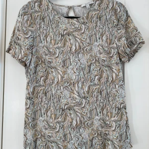 Mönstrad blus i viskos från Dagmar i strl 36 - Mönstrad blus i viskos från Dagmar i strl 36.  Sparsamt använd och i fint begagnat skick.  Mått Över bröstet: ca 46 cm Längd från axeln och ner: ca 63 cm  100% viskos