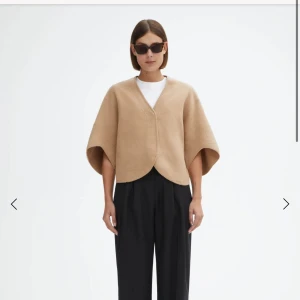 Dagmar kofta - Intressekoll på min kofta från Dagmar i storlek S som är använd fåtal gånger då den är lite för liten för mig. Nypris för denna är 4000kr och den är slutalåd och ska slutas säljas helt.