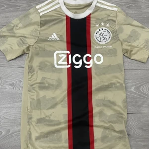 Ajax third kit 22/23 - Väldigt fin tröja, använd fåtal gånger men är som ny. Storlek S men passar även M!