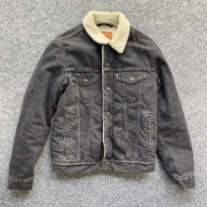 LEVIS TYPE 3 SHERPA TRUCKER - Jättefräsch Levis jacka, knappt använd. Storlek: S men passar nog M med. Hör av er vid eventuella frågor!!