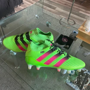 Adidas Ace 16.1 - Adidas Ace 16.1 ganska rare sko, typ oanvända. 9/10 skick, en plastdobb som är borta.  Saknas ett snöre.  Ge mig bud i DM 🪩 (likadana skor säljs för 3000 på eBay)