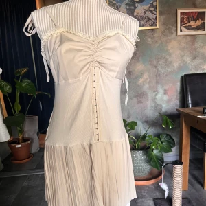 Drop waist mini klänning - Helt ny klänning med lappar kvar! Köpt för 163kr. Säljs då den tyvärr sitter för stort och löst på mig då jag beställde fel storlek! Den är i storlek L