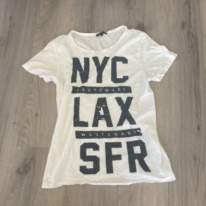 Tshirt med tryck - Tshirt med tryck i strl M. Knappt använd då den är i ett bra skick. Inga fläckar finns
