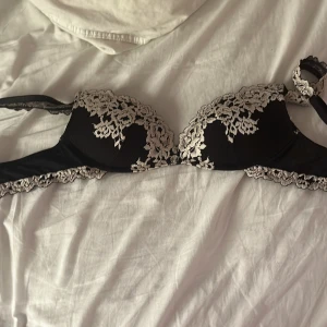 Intimissimi bh - Helt ny använd 2 gånger tyvärr är den förliten för mig så jag säljer den. Tryck gärna på köp nu💕