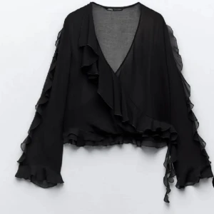 Zara volang blus - Helt oanvänd endast testad, säljer pga för stor. Lapparna är avklippta då jag var säker på att den passa. 🌸