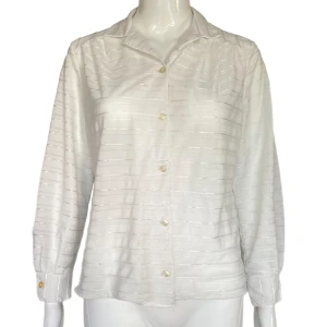 Vintageblus  - En fin äldre blus. Dockan använder storlek XS. Svårt att se storleken då en del av lappens text har försvunnit. MÅTT: Armhåla till armhåla 51cm, ärmlängd 50cm & längd (från armhåla och ner) 40cm