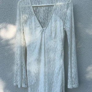 NLYONE klänning - Klänning ifrån NLYONE. ALDRIG ANVÄND SÅ I SUPER FINT SKICK. Den är trumbet armad. Dragkedja i sidan så är lätt att komma i!