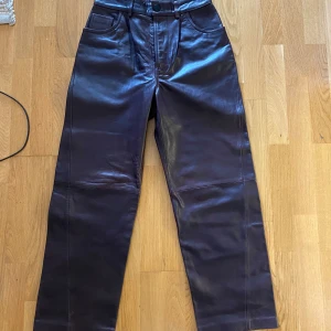 Skinnbyxor - I bra skick! Se sista bild för hur färgen ser ut bättre.