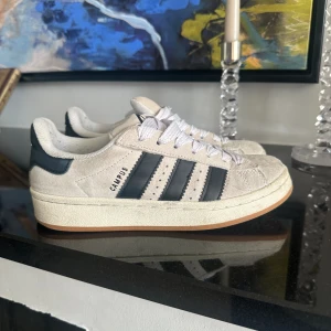 Adidas Campus 00  - Köpta förra månaden men de har tecken på användning, går att skrubba bort med vanish. Inga defekter förutom de små märkena. snabba affärer prioriteras.