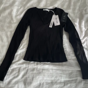 V-ringad topp från NA-KD - Jag säljer denna v-ringade topp från NA-KD, oanvänd, Nypris 299kr. 🤍 